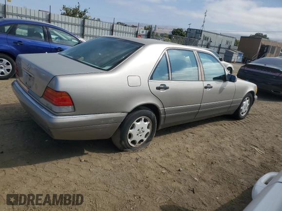 1996 Mercedes-Benz S 320 z VIN WDBGA33E8TA289968, wystawiony jako Copart lot #58446415 z przebiegiem 164 672 mil mil oraz Czysty tytuł • Clean title. Historia ofert i sprzedaży dostępna na DreamBid. Obrazek 3.