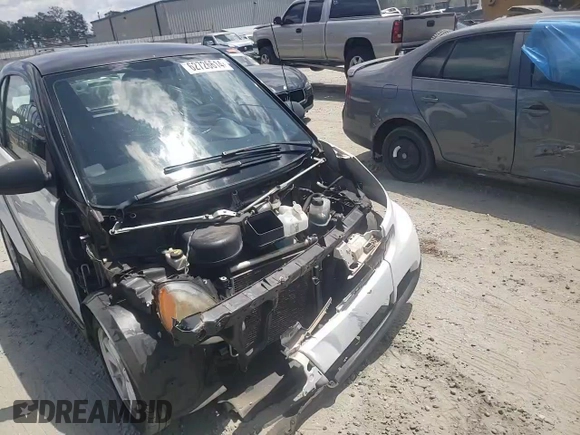 2010 Smart fortwo Pure z VIN WMEEJ3BA4AK342214, wystawiony jako Copart lot #62726614 z przebiegiem 110 472 mil mil oraz Szkoda całkowita • Salvage title. Historia ofert i sprzedaży dostępna na DreamBid. Obrazek 11.