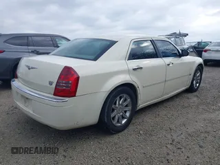 2005 Chrysler 300 with VIN 2C3JA63H25H686717, listed as a IAAI auction lot 41925750 with 230,196 mi miles. Bid and sale history available at carsss.com. Image 4.