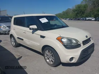2013 Kia Soul + z VIN KNDJT2A64D7534349, wystawiony jako IAAI lot #42088079 z przebiegiem 188 990 mil mil oraz . Historia ofert i sprzedaży dostępna na DreamBid. Obrazek 1.