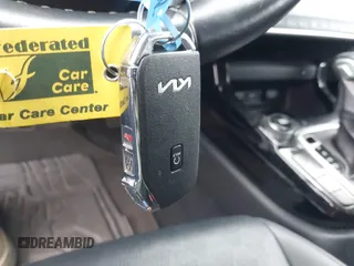 2022 Kia Seltos EX z VIN KNDERCAA3N7237293, wystawiony jako IAAI lot #42363349 z przebiegiem 45 857 mil mil oraz . Historia ofert i sprzedaży dostępna na DreamBid. Obrazek 11.