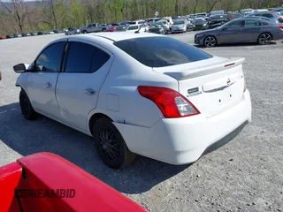 2019 Nissan Versa SV z VIN 3N1CN7AP1KL871615, wystawiony jako IAAI lot #42051338 z przebiegiem 108 364 mil mil oraz . Historia ofert i sprzedaży dostępna na DreamBid. Obrazek 3.