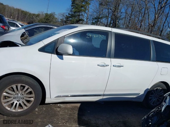 2013 Toyota Sienna XLE AAS with VIN 5TDYK3DC1DS341977, listed as a IAAI auction lot 41418311 with 1 mi miles. Bid and sale history available at carsss.com. Image 13.