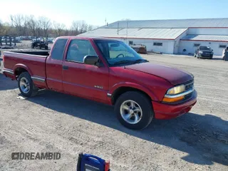 2002 Chevrolet S-10 LS with VIN 1GCCS19W228189677, listed as a IAAI auction lot 41952440 with 81,319 mi miles. Bid and sale history available at carsss.com. Image 1.