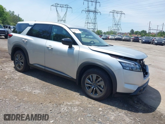 2024 Nissan Pathfinder S z VIN 5N1DR3ACXRC251780, wystawiony jako IAAI lot #42245940 z przebiegiem 7 871 mil mil oraz . Historia ofert i sprzedaży dostępna na DreamBid. Obrazek 1.