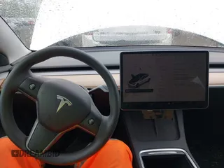 2023 Tesla Model 3 z VIN 5YJ3E1EA6PF570876, wystawiony jako IAAI lot #42366310 z przebiegiem 13 005 mil mil oraz . Historia ofert i sprzedaży dostępna na DreamBid. Obrazek 18.