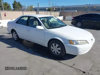 1998 Toyota Camry LE z VIN JT2BF22K9W0090879, wystawiony jako IAAI lot #41860538 z przebiegiem 248 879 mil mil oraz . Historia ofert i sprzedaży dostępna na DreamBid. Obrazek 1.