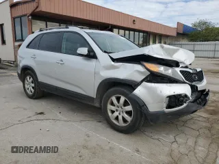 2013 Kia Sorento LX z VIN 5XYKT4A67DG355452, wystawiony jako Copart lot #54902255 z przebiegiem 188 949 mil mil oraz Szkoda całkowita • Salvage title. Historia ofert i sprzedaży dostępna na DreamBid. Obrazek 4.