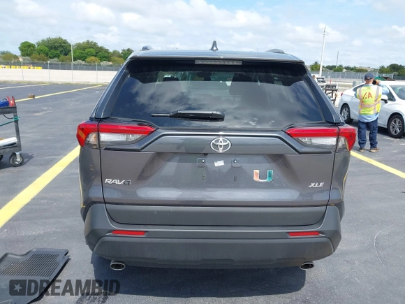 2024 Toyota RAV4 XLE Premium z VIN 2T3C1RFVXRC295264, wystawiony jako IAAI lot #42229471 z przebiegiem 6 717 mil mil oraz . Historia ofert i sprzedaży dostępna na DreamBid. Obrazek 16.