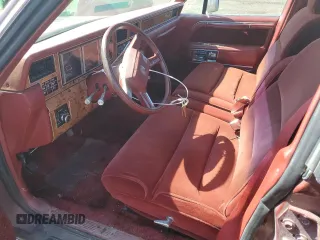 1986 Lincoln Town Car z VIN 1LNBP96FXGY609804, wystawiony jako Copart lot #54846575 z przebiegiem Nie podano mil oraz Nie do naprawy • Non repairable. Historia ofert i sprzedaży dostępna na DreamBid. Obrazek 7.