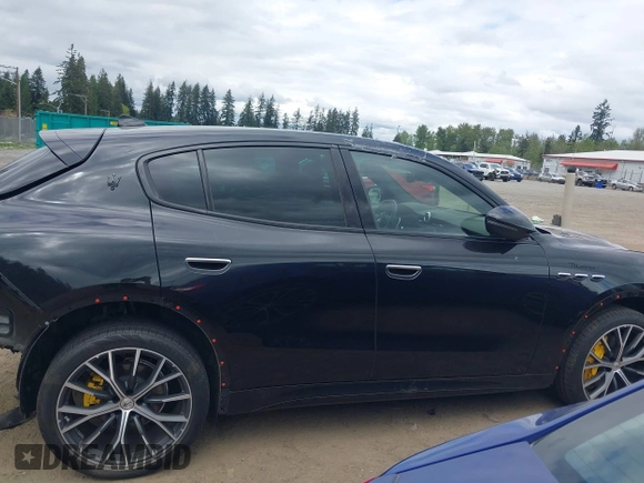 2023 Maserati Grecale Modena z VIN ZN682AVM0P7438449, wystawiony jako IAAI lot #42194029 z przebiegiem Nie podano mil oraz . Historia ofert i sprzedaży dostępna na DreamBid. Obrazek 14.