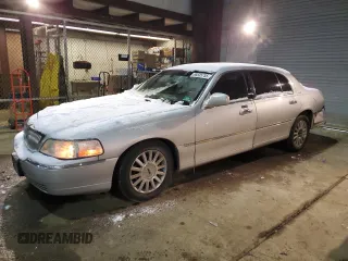 2004 Lincoln Town Car Ultimate L z VIN 1LNHM85W04Y671013, wystawiony jako Copart lot #88535755 z przebiegiem 166 959 mil mil oraz Szkoda całkowita • Salvage title. Historia ofert i sprzedaży dostępna na DreamBid. Obrazek 1.