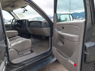 2004 Chevrolet Suburban LT with VIN 3GNEC16T84G317408, listed as a IAAI auction lot 41758444 with 296,784 mi miles. Bid and sale history available at carsss.com. Image 5.