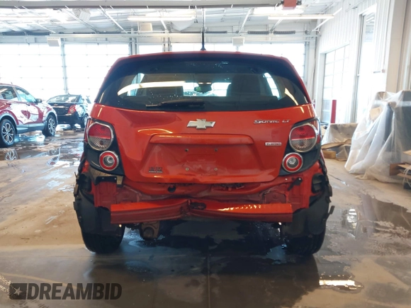 2012 Chevrolet Sonic LT z VIN 1G1JD6SB1C4230890, wystawiony jako IAAI lot #41265634 z przebiegiem 161 886 mil mil oraz . Historia ofert i sprzedaży dostępna na DreamBid. Obrazek 16.