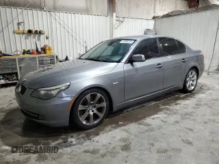 2008 BMW 5 Series 535i z VIN WBANW13538CZ75004, wystawiony jako Copart lot #54988245 z przebiegiem 110 736 mil mil oraz Czysty tytuł • Clean title. Historia ofert i sprzedaży dostępna na DreamBid. Obrazek 1.