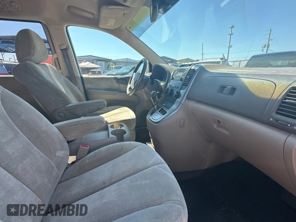 2008 Kia Sedona LX with VIN KNDMB233X86193585, listed as a Copart auction lot 76317824 with 251,186 mi miles and Clean Title. Bid and sale history available at carsss.com. Image 5.