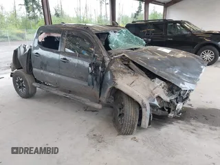 2022 Toyota Tacoma SR z VIN 3TMCZ5ANXNM493703, wystawiony jako IAAI lot #42139285 z przebiegiem 42 572 mil mil oraz . Historia ofert i sprzedaży dostępna na DreamBid. Obrazek 1.