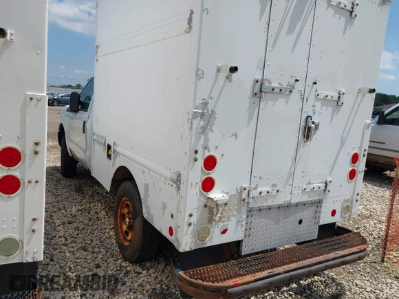 2012 Ford F-250 XL z VIN 1FDBF2B66CEC35476, wystawiony jako IAAI lot #42495436 z przebiegiem 505 745 mil mil oraz . Historia ofert i sprzedaży dostępna na DreamBid. Obrazek 3.