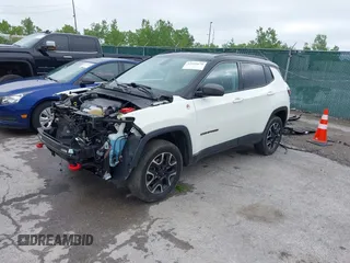 2020 Jeep Compass Trailhawk z VIN 3C4NJDDB8LT195584, wystawiony jako IAAI lot #42295678 z przebiegiem 99 762 mil mil oraz . Historia ofert i sprzedaży dostępna na DreamBid. Obrazek 2.