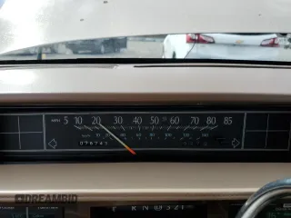 1988 Cadillac DeVille z VIN 1G6CD1153J4241498, wystawiony jako Copart lot #50236495 z przebiegiem 76 745 mil mil oraz Czysty tytuł • Clean title. Historia ofert i sprzedaży dostępna na DreamBid. Obrazek 9.