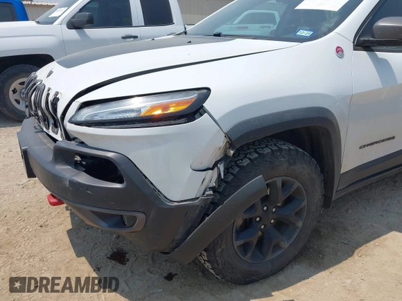 2015 Jeep Cherokee Trailhawk z VIN 1C4PJMBS5FW574102, wystawiony jako IAAI lot #42278805 z przebiegiem 164 250 mil mil oraz . Historia ofert i sprzedaży dostępna na DreamBid. Obrazek 18.