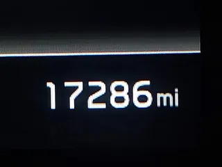 2023 Kia K5 LXS z VIN 5XXG14J2XPG189462, wystawiony jako IAAI lot #42233595 z przebiegiem 17 286 mil mil oraz . Historia ofert i sprzedaży dostępna na DreamBid. Obrazek 7.