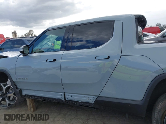 2023 Rivian R1T Adventure z VIN 7FCTGBAA9PN027894, wystawiony jako IAAI lot #42061339 z przebiegiem 5047 mil mil oraz . Historia ofert i sprzedaży dostępna na DreamBid. Obrazek 14.