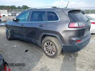 2019 Jeep Cherokee Latitude Plus z VIN 1C4PJLLB2KD143876, wystawiony jako IAAI lot #41660356 z przebiegiem 55 065 mil mil oraz . Historia ofert i sprzedaży dostępna na DreamBid. Obrazek 3.
