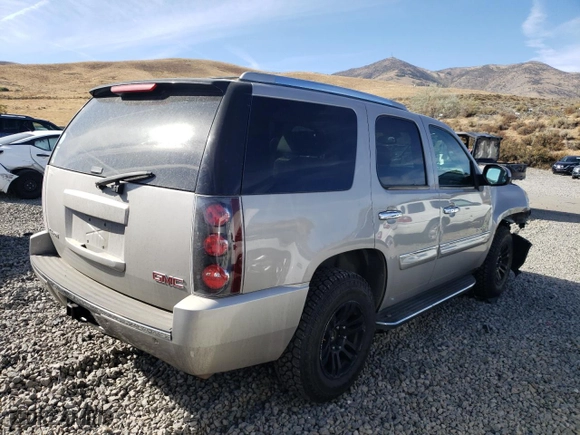 2007 GMC Yukon Denali with VIN 1GKFK63847J138982, listed as a Copart auction lot 75054264 with 194,713 mi miles and Salvage Title. Bid and sale history available at carsss.com. Image 3.