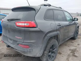 2015 Jeep Cherokee Trailhawk with VIN 1C4PJMBS0FW668730, listed as a IAAI auction lot 41462037 with 83,454 mi miles. Bid and sale history available at carsss.com. Image 4.