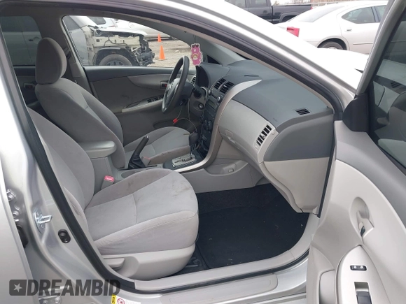 2010 Toyota Corolla z VIN JTDBU4EE8A9117685, wystawiony jako IAAI lot #41725173 z przebiegiem 96 555 mil mil oraz . Historia ofert i sprzedaży dostępna na DreamBid. Obrazek 5.