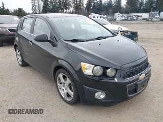 2016 Chevrolet Sonic LTZ z VIN 1G1JE6SB3G4149439, wystawiony jako IAAI lot #41648101 z przebiegiem 114 902 mil mil oraz . Historia ofert i sprzedaży dostępna na DreamBid. Obrazek 1.
