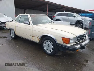 1983 Mercedes-Benz 380 with VIN WDBBA45A4DB026088, listed as a IAAI auction lot 41783726 with 239,227 mi miles. Bid and sale history available at carsss.com. Image 1.
