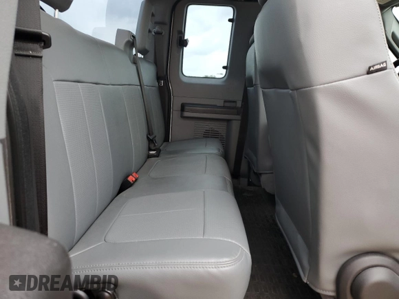 2015 Ford F-250 XLT z VIN 1FT7X2B68FEB55897, wystawiony jako Copart lot #54663105 z przebiegiem 65 128 mil mil oraz Czysty tytuł • Clean title. Historia ofert i sprzedaży dostępna na DreamBid. Obrazek 10.