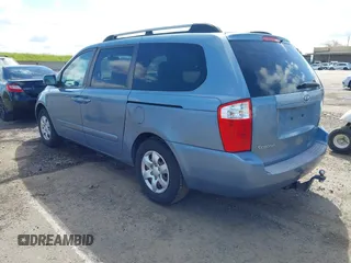 2008 Kia Sedona LX with VIN KNDMB233086218851, listed as a IAAI auction lot 41954671 with 120,894 mi miles. Bid and sale history available at carsss.com. Image 3.