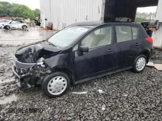 2009 Nissan Versa SL z VIN 3N1BC13E19L499942, wystawiony jako Copart lot #56866575 z przebiegiem 59 399 mil mil oraz Szkoda całkowita • Salvage title. Historia ofert i sprzedaży dostępna na DreamBid. Obrazek 1.