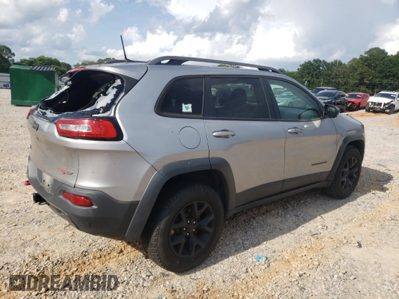 2016 Jeep Cherokee Trailhawk z VIN 1C4PJMBSXGW121272, wystawiony jako Copart lot #61769505 z przebiegiem 119 353 mil mil oraz Szkoda całkowita • Salvage title. Historia ofert i sprzedaży dostępna na DreamBid. Obrazek 3.