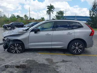 2024 Volvo XC60 Core Dark Theme z VIN YV4L12RK1R1908391, wystawiony jako IAAI lot #41212899 z przebiegiem 9083 mil mil oraz . Historia ofert i sprzedaży dostępna na DreamBid. Obrazek 14.