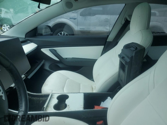 2019 Tesla Model 3 Mid Range z VIN 5YJ3E1EA5KF301714, wystawiony jako Copart lot #55273595 z przebiegiem Nie podano mil oraz Szkoda całkowita • Salvage title. Historia ofert i sprzedaży dostępna na DreamBid. Obrazek 7.