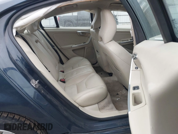 2015 Volvo S60 T5 Drive-E Premier z VIN YV126MFK1F2336786, wystawiony jako IAAI lot #41184378 z przebiegiem 134 482 mil mil oraz . Historia ofert i sprzedaży dostępna na DreamBid. Obrazek 8.