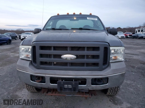 2005 Ford F-250 XL with VIN 1FTNF21585EA85013, listed as a Copart auction lot 86022804 with 117,198 mi miles and Clean Title. Bid and sale history available at DreamBid. Image 5.
