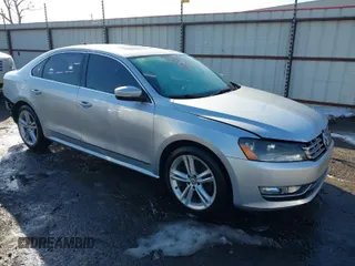 2015 Volkswagen Passat SE z VIN 1VWBV7A33FC062461, wystawiony jako IAAI lot #41615545 z przebiegiem 163 020 mil mil oraz . Historia ofert i sprzedaży dostępna na DreamBid. Obrazek 1.