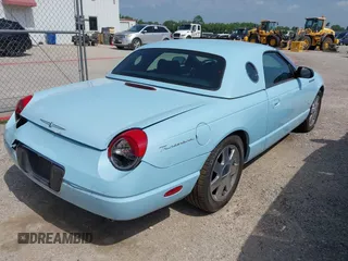 2003 Ford Thunderbird Deluxe z VIN 1FAHP60A53Y101461, wystawiony jako IAAI lot #42519933 z przebiegiem 64 820 mil mil oraz . Historia ofert i sprzedaży dostępna na DreamBid. Obrazek 4.