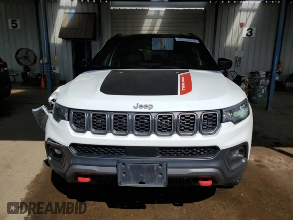2024 Jeep Compass Trailhawk z VIN 3C4NJDDN1RT144852, wystawiony jako Copart lot #59986935 z przebiegiem 33 629 mil mil oraz Czysty tytuł • Clean title. Historia ofert i sprzedaży dostępna na DreamBid. Obrazek 5.