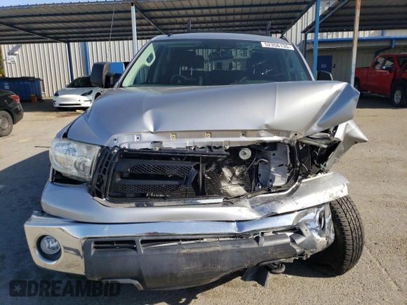 2013 Toyota Tundra с VIN 5TFDY5F10DX284847, выставлен на аукционе Copart как лот 52356135 с пробегом 80 774 миль миль и Списание • Salvage title. История ставок и продаж доступна на DreamBid. Изображение 5.