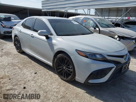 2023 Toyota Camry SE z VIN 4T1G11AK2PU128367, wystawiony jako IAAI lot #41699516 z przebiegiem 27 270 mil mil oraz . Historia ofert i sprzedaży dostępna na DreamBid. Obrazek 1.