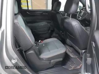 2024 GMC Acadia AWD AT4 z VIN 1GKENPKS7RJ239717, wystawiony jako IAAI lot #41295031 z przebiegiem 523 mil mil oraz . Historia ofert i sprzedaży dostępna na DreamBid. Obrazek 8.