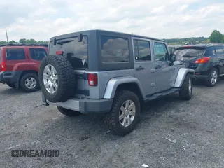 2014 Jeep Wrangler Unlimited Sahara z VIN 1C4BJWEG0EL129229, wystawiony jako IAAI lot #42380976 z przebiegiem 175 735 mil mil oraz . Historia ofert i sprzedaży dostępna na DreamBid. Obrazek 4.