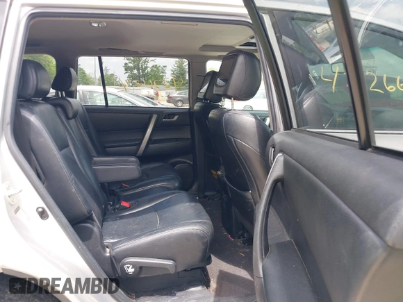 2013 Toyota Highlander z VIN 5TDZK3EH0DS127237, wystawiony jako IAAI lot #42266241 z przebiegiem 241 582 mil mil oraz . Historia ofert i sprzedaży dostępna na DreamBid. Obrazek 8.