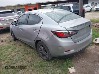 2019 Toyota Yaris L z VIN 3MYDLBYV1KY500070, wystawiony jako IAAI lot #41933128 z przebiegiem Nie podano mil oraz . Historia ofert i sprzedaży dostępna na DreamBid. Obrazek 3.